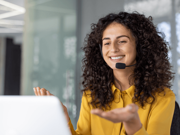 Improve Customer Experience with AI Voice Assistants in Call Centers 