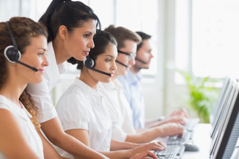 call center manager setting call center quality assurance for agents to know exactly what they are expected to do